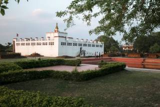 藍毘尼園遺址。白色建築為保護佛陀誕生地的建築。