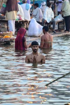 |至今印度教徒仍認為在恒河水洗浴能除諸惡。