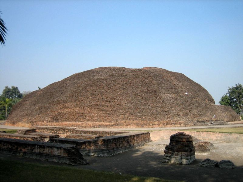 佛陀火化塔的遗迹。照片取自 https://en.wikipedia.org/wiki/Kushinagar_district